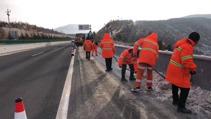 已是悬崖百丈冰，犹有花枝俏-致敬坚守在风雪中的养护人