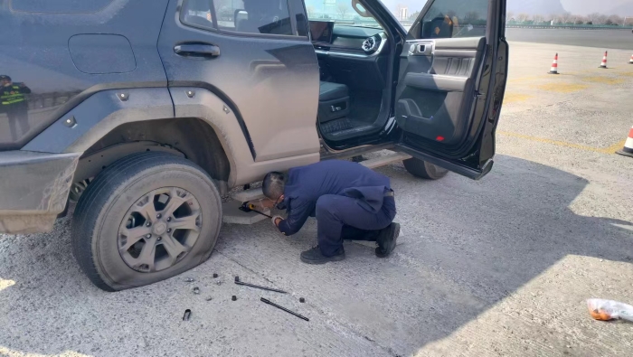 C:\Users\lenovo91\Desktop\换轮胎1