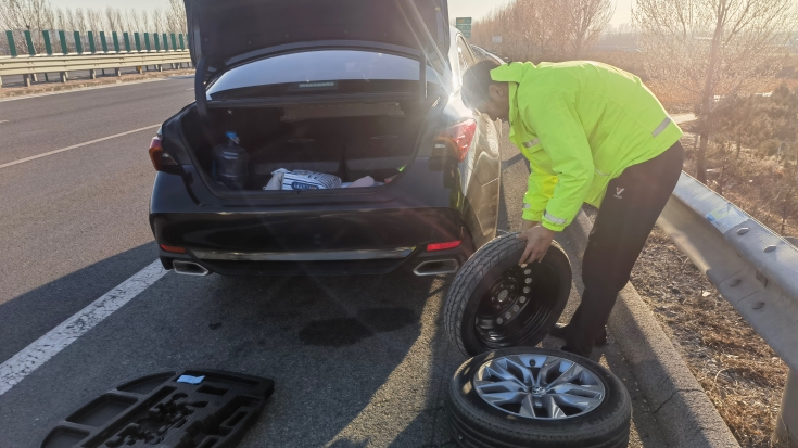 C:\Users\Administrator\Desktop\京哈北线分公司指挥调度中心：高速救援显真情 换胎解困暖人心\1