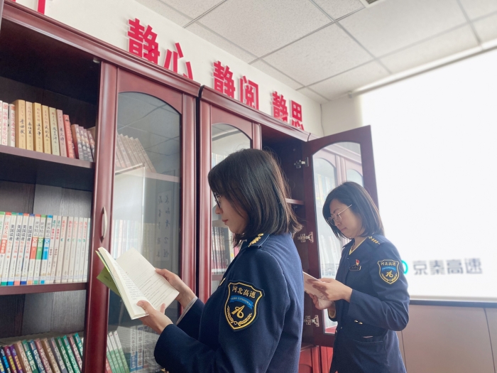 4月23日榛子镇收费站开展读书活动 (2)