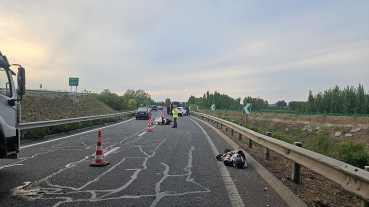 C:\Users\Administrator\Desktop\摩托车侧翻 京哈北线分公司指挥调度中心紧急救援显担当\3