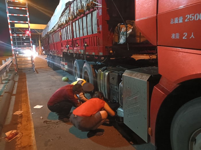 8.4深夜帮助司机修车