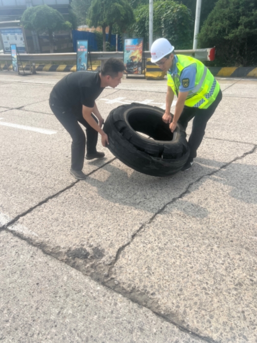 2025.9.4京秦分公司迁安保通保畅应急大队紧急救助故障货车 彰显担当