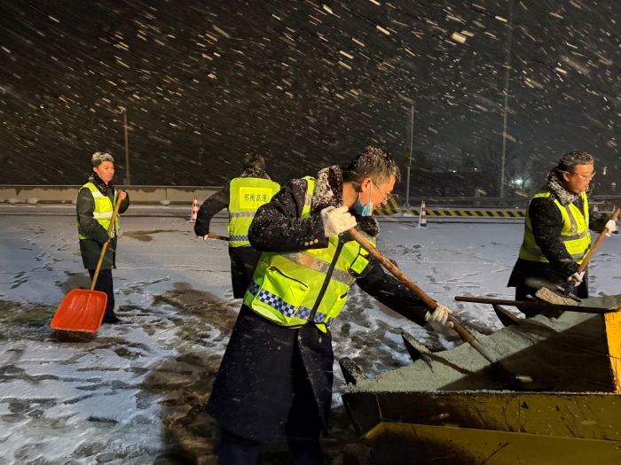 冀州西收费站雪夜坚守保畅